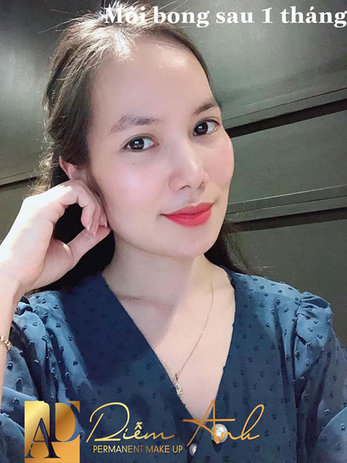 Khach hang phun moi tai phun xam Diem Anh