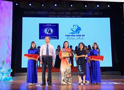 ban tay vang phun xam tham my Golden hand pmu 2018